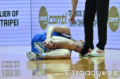快訊／好慘！男籃中韓大戰　「台灣KD」馬建豪腳傷擔架緊急送醫