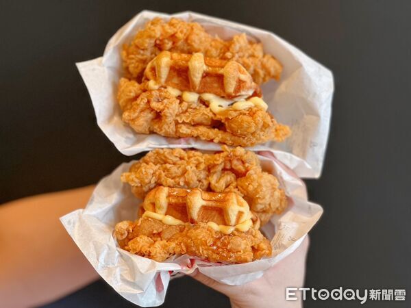▲▼肯德基推升級版楓糖風味鬆餅咔啦肉霸堡。（圖／記者蕭筠攝）