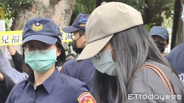 ▲▼兒福聯盟前社工陳尚潔於剴剴案涉犯過失致死等罪嫌，台北地院26日辯論終結，陳女當庭開地圖砲批警察與檢察官騙她、媒體追殺她。場外「剴剴戰士」臭罵陳女「枉為人母」、「良心何在」。（圖／記者黃哲民攝）