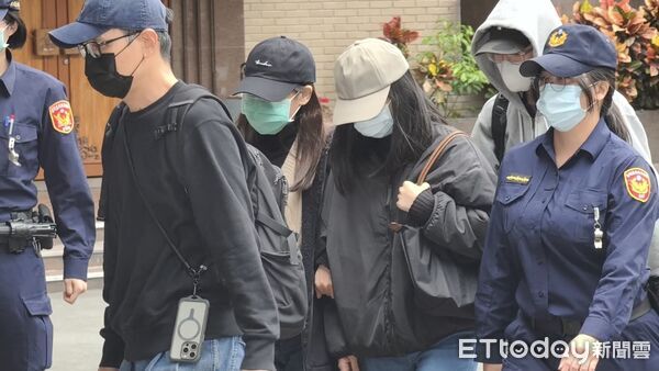 ▲▼兒福聯盟前社工陳尚潔於剴剴案涉犯過失致死等罪嫌，台北地院26日辯論終結，陳女當庭開地圖砲批警察與檢察官騙她、媒體追殺她。場外「剴剴戰士」臭罵陳女「枉為人母」、「良心何在」。（圖／記者黃哲民攝）