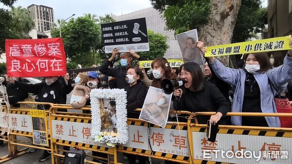 ▲▼兒福聯盟前社工陳尚潔於剴剴案涉犯過失致死等罪嫌，台北地院26日辯論終結，陳女當庭開地圖砲批警察與檢察官騙她、媒體追殺她。場外「剴剴戰士」臭罵陳女「枉為人母」、「良心何在」。（圖／記者黃哲民攝）