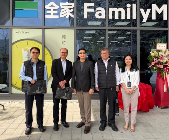 ▲左起全家中區營業本部胡智翔副本部長、程銀宏協理、台中國際會展中心吳春見主任、全家古昌偉部長、林欣怡組長。（圖／業者提供）