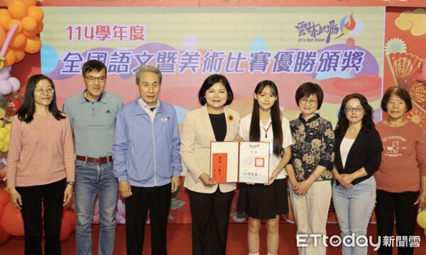 ▲縣長張麗善親自頒獎鼓勵得獎學子持續精進。（圖／記者游瓊華翻攝）