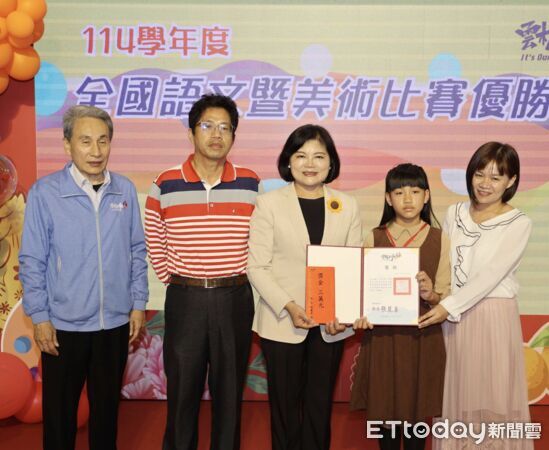 ▲縣長張麗善親自頒獎鼓勵得獎學子持續精進。（圖／記者游瓊華翻攝）