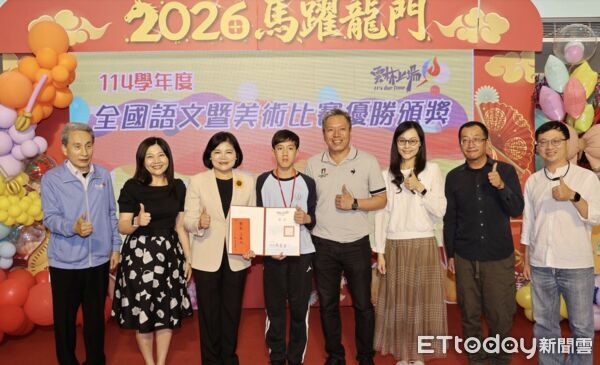 ▲縣長張麗善親自頒獎鼓勵得獎學子持續精進。（圖／記者游瓊華翻攝）