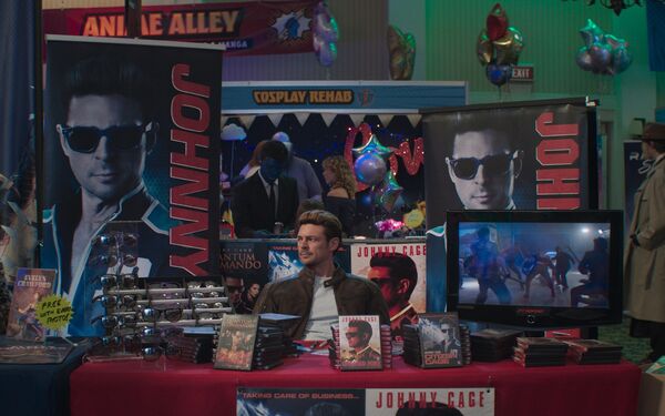 ▲影集《黑袍糾察隊》男星卡爾艾本在《真人快打 II》飾演過氣演員強尼凱吉。（圖／華納提供）