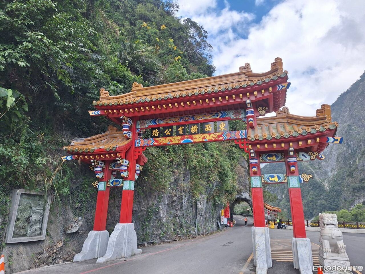 彩繪大師操刀!太魯閣牌樓再現風華 錦文橋步道修復