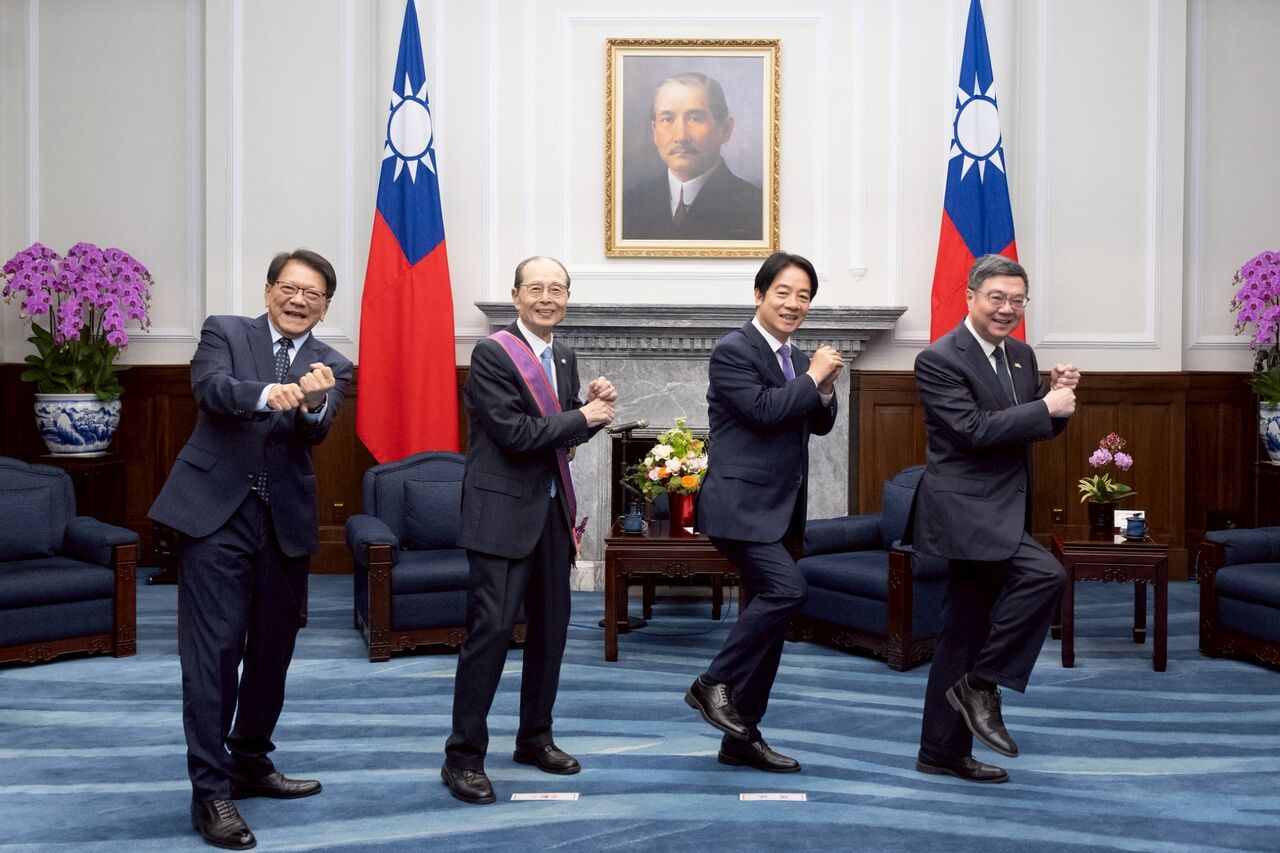 王貞治送福岡軟銀鷹隊外套 賴清德興奮喊:是不是要把我簽下來?