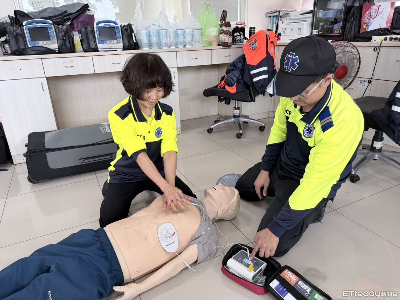 新竹17歲高中生跑步突倒地 老師、校護三度電擊救回一命