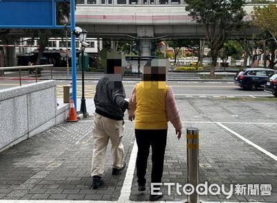 春節最美風景！桃園婦走失北市街頭　士林暖警遞糕餅助團圓