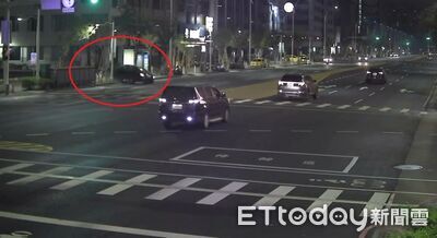 失控畫面曝！高雄賓士男酒駕衝進人行道　撞毀共享單車停車樁