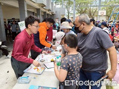 防災也能「一番賞」！南消官田分隊自製刮刮樂　健走人潮搶著刮