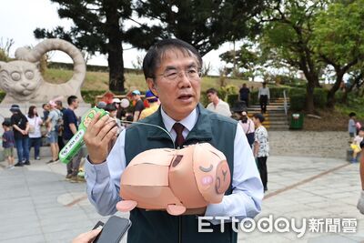 小提燈首發虎頭埤！黃偉哲親送　邀民眾把握228連假限量領取