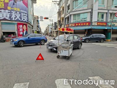 78歲番薯嬤回家！推攤車被左轉車撞翻　畫面曝光2人都有錯
