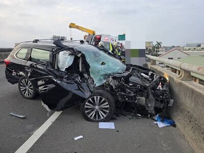 台76線休旅車撞路肩施工車！小黃剎不住再追撞　5人緊急送醫