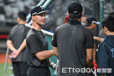 費爾柴德抵台「豪華接機」！直呼待遇完全不同層次