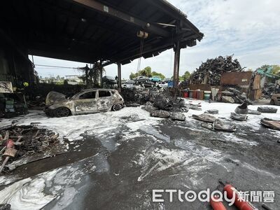 回收廠廢棄油桶突竄火舌！消防急衝現場灌救　車子燒成廢鐵