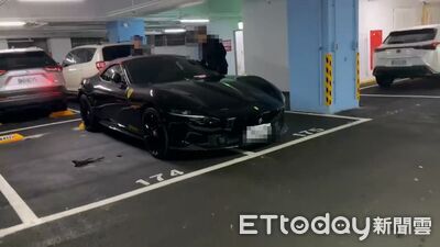 怕被碰到！千萬法拉利「一車占兩格」遭質疑　車主：付2倍錢