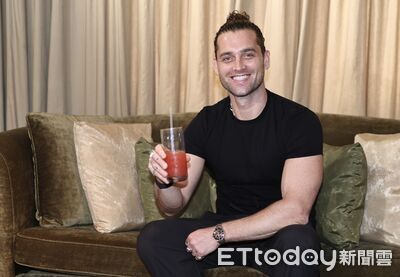 狂喝西瓜汁、愛吃麻辣鍋！《悲慘世界》男星抵台開唱　笑揪記者：一起衝KTV