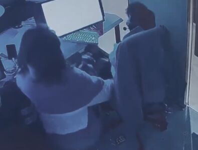 陸女闖入網咖脫褲！亂摸男客人「緊抱不放手」