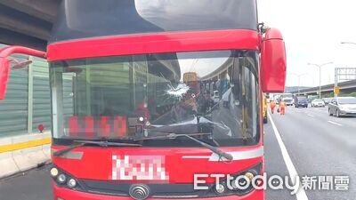 國道飛來鐵片砸穿客運玻璃　英雄司機負傷停車！44乘客驚魂