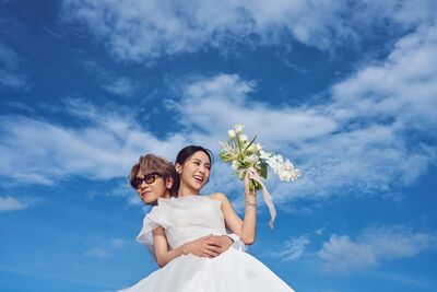 鼓鼓大元結婚周年公開婚紗照！　「海邊甜吻」告白：接住我空洞的女孩