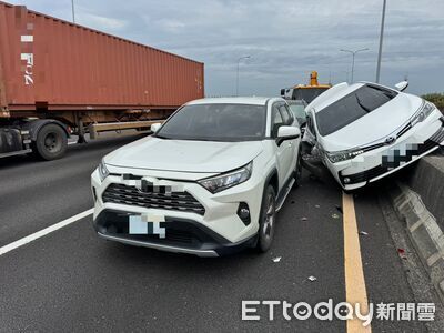 國道1號南向台南系統「3車追撞」！車尾變形爛毀　2人送醫