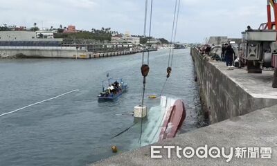 台東外海漁船翻覆！吊船扶正釀油污外溢　海巡急圍攔油索