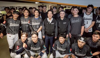 獨／賴清德大巨蛋觀戰台日交流賽　維安人員潛休息室偷峮峮簽名球