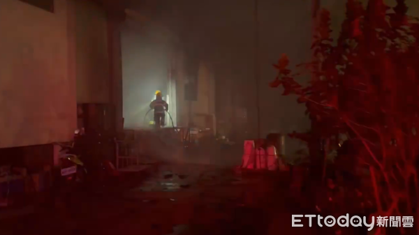 ▲▼台南工廠凌晨火警。（圖／記者林東良翻攝）