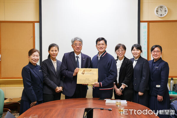 ▲花蓮慈院與慈大啟動育才深耕計畫，並將行動延伸至台東，團隊拜會台東縣政府教育處處長蔡美瑤（左）。（圖／慈濟醫學中心提供，下同）