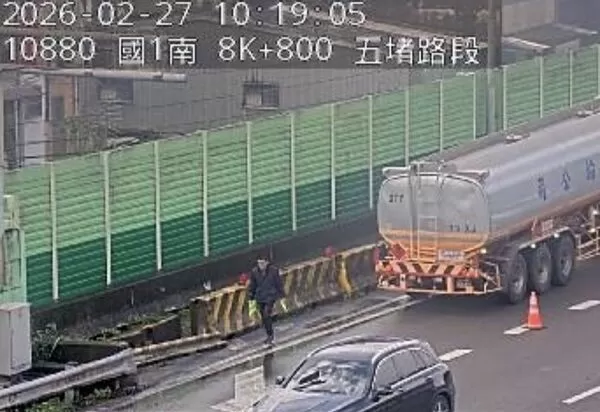 ▲▼國道槽車自撞。（圖／翻攝國道監視器）