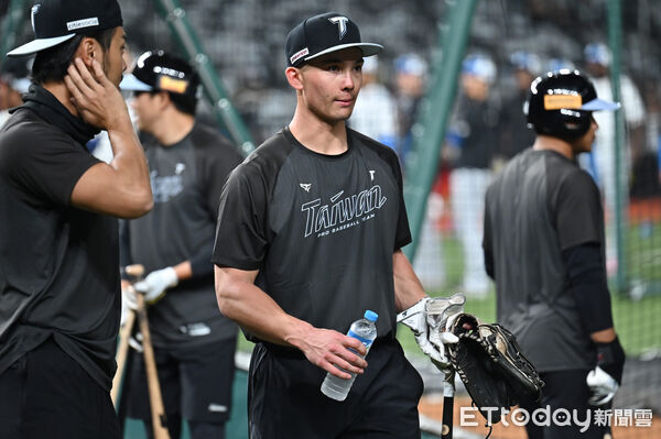 ▲▼2026台日交流賽，中華隊美籍台裔外野手「費仔」費爾柴德（Stuart Fairchild）賽前練習。（圖／記者李毓康攝）