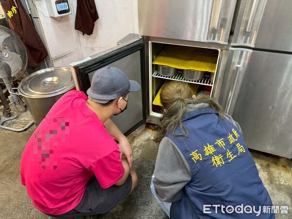 ▲高雄市衛生局人員前往《鴨肉珍》稽查             。（圖／記者吳奕靖翻攝）