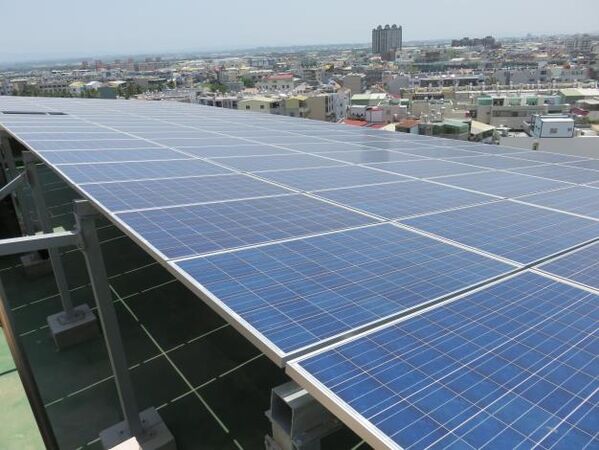 ▲台南推動再生能源採「屋頂優先」的策略，獲得民眾高度參與與支持，和前一年相比成長10.8%。（圖／南市經發局提供 ）