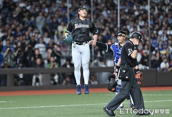 ▲▼2026台日交流賽，經典賽中華隊孫易磊遭強襲球擊中腿部後，原地跳耀示意無大礙。（圖／記者李毓康攝）