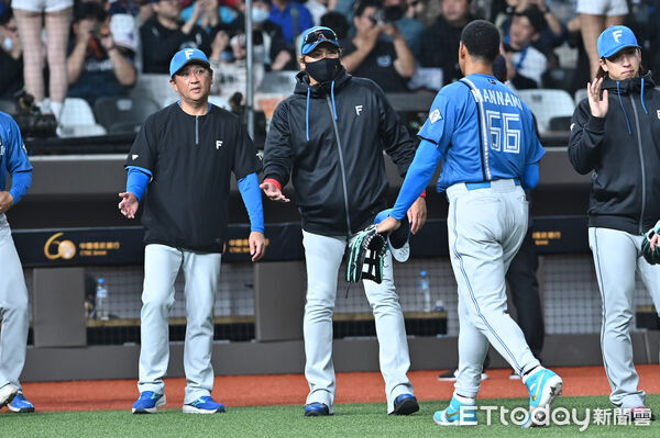 ▲▼2026台日交流賽，北海道日本火腿鬥士監督新庄剛志(戴口罩者)。（圖／記者李毓康攝）