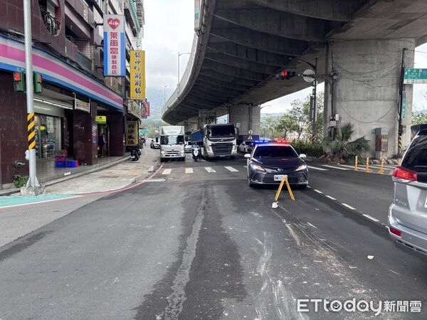 ▲北上遊玩的越南籍女大生，與曳引車發生碰撞，捲入車底當場輾斃。（圖／記者陸運陞翻攝）