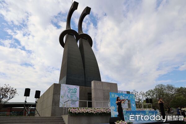 ▲雲林縣政府於古坑鄉二二八紀念公園舉行追思儀式，場面莊嚴。（圖／記者游瓊華翻攝）