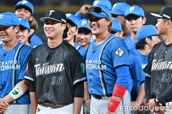 ▲▼2026台日交流賽，孫易磊(左)、日本火腿鬥士監督新庄剛志賽前一同合照。（圖／記者李毓康攝）