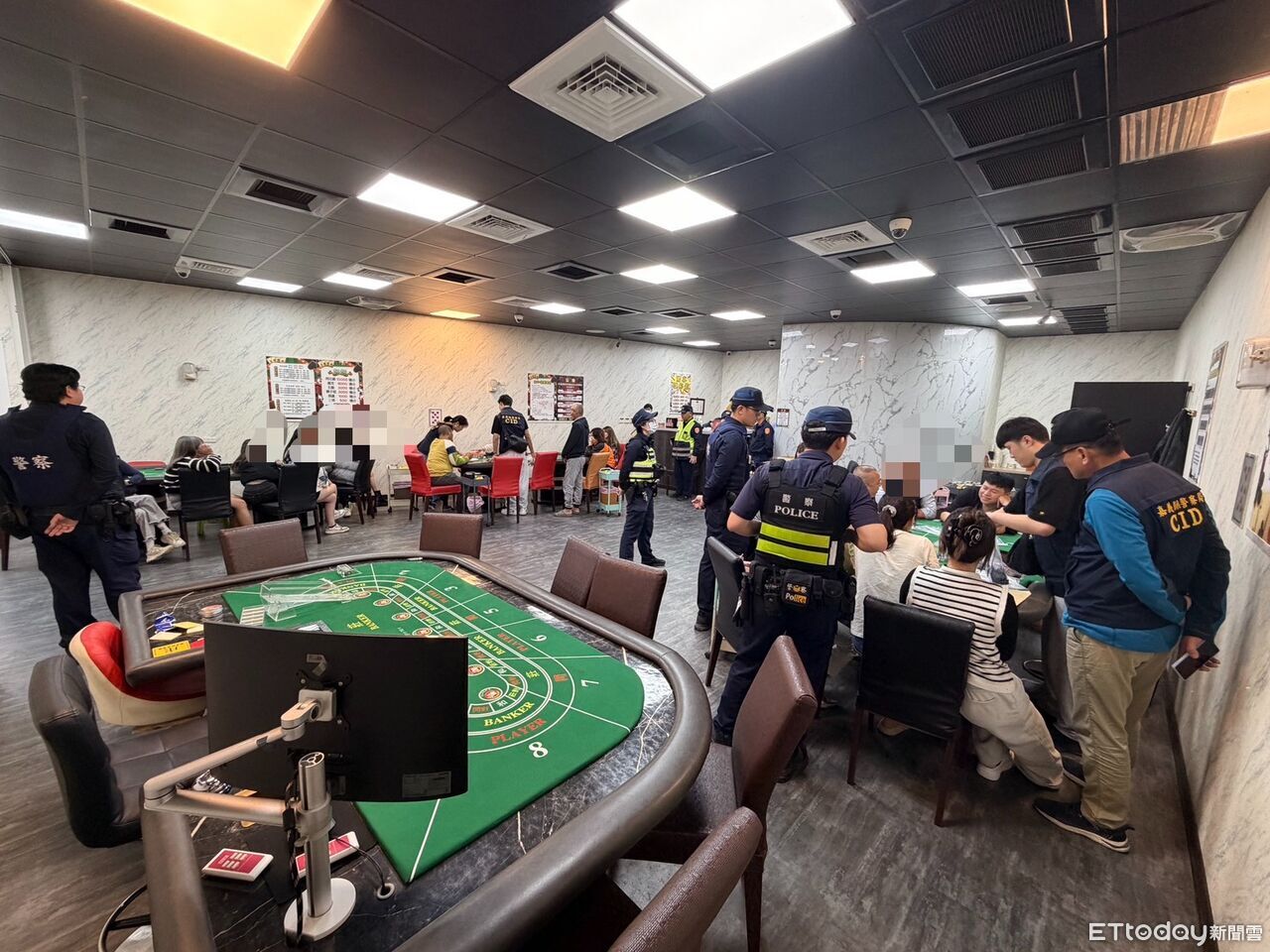 過完年了還在賭!嘉義警抄朴子桌遊館賭場 逮13賭客
