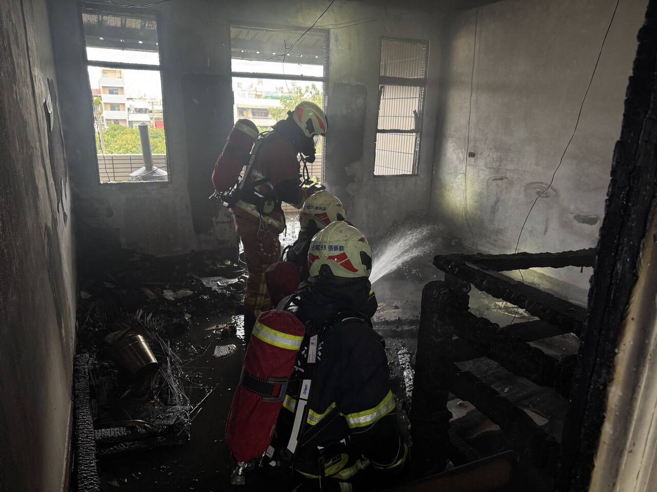 228連假首日驚魂!彰化民宅神明廳火警 82歲翁受困3樓