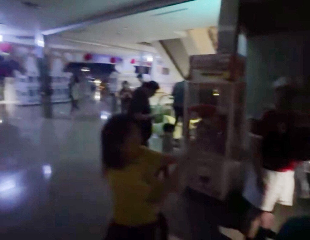 快訊/高雄義享天地大停電!5樓飄燒焦味 民眾嚇壞急撤離