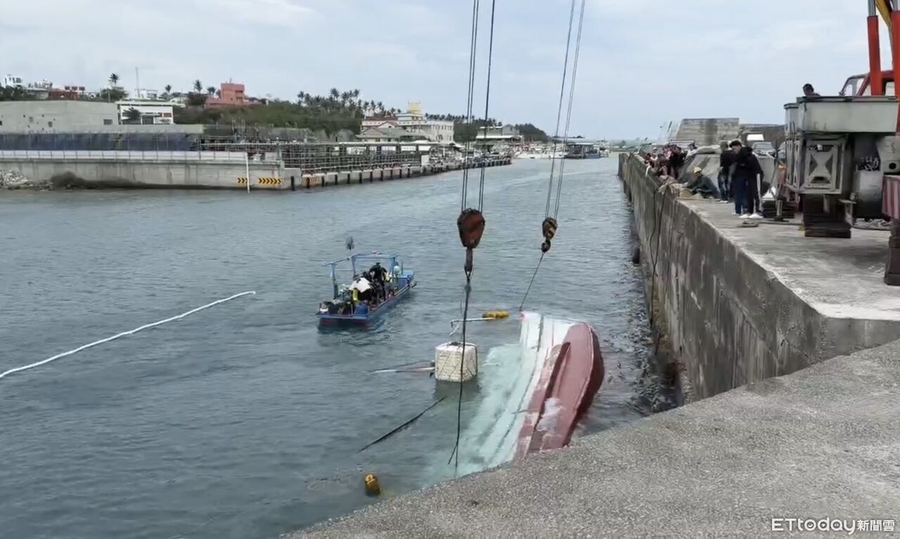 台東外海漁船翻覆!吊船扶正釀油污外溢 海巡急圍攔油索