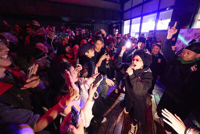 74歲還在信義區夜店嗨！比莉一拿麥克風…全場暴動「當場耳鳴」