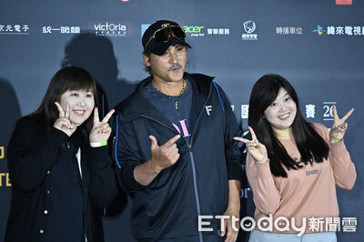 新庄剛志脫口罩現身合照會帥翻全場　交流賽話題延燒