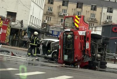 快訊／桃園蘆竹車禍！消防車與自小客碰撞側翻　7人受傷送醫