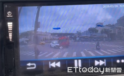 瞬間畫面曝！桃園消防車左轉碰撞自小客　重心不穩「慢動作」慘翻