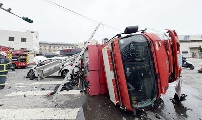 消防車轉彎撞直行車側翻!零件噴滿地 肇事原因曝:自小客未禮讓