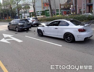 有超帥尾翼也沒用！BMW跑車卡路中　成「最搶眼路障」超尷尬